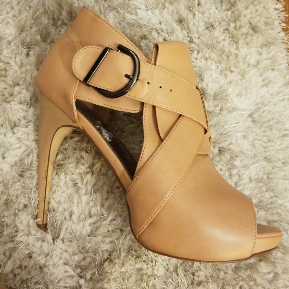 US 10 Nude Peep Toe Buckle Heels